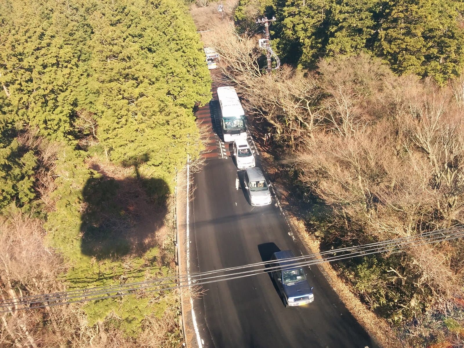 ロープウェイ(姥子→大涌谷)から見た、大涌谷へ向かう車列