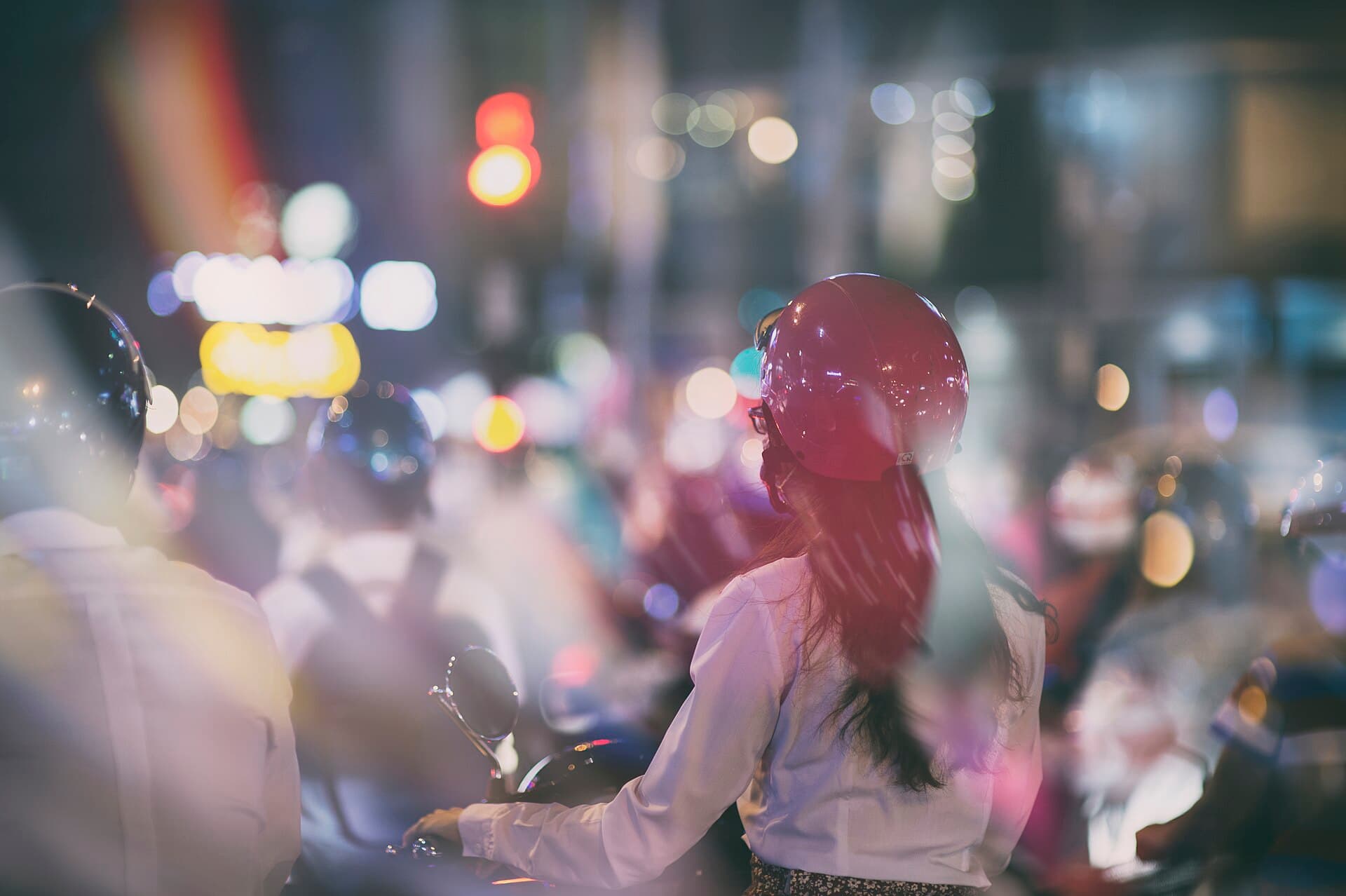 ホーチミンの夜の道路を走るバイク。街中の移動では、地図や配車アプリを使う場面が多くなります