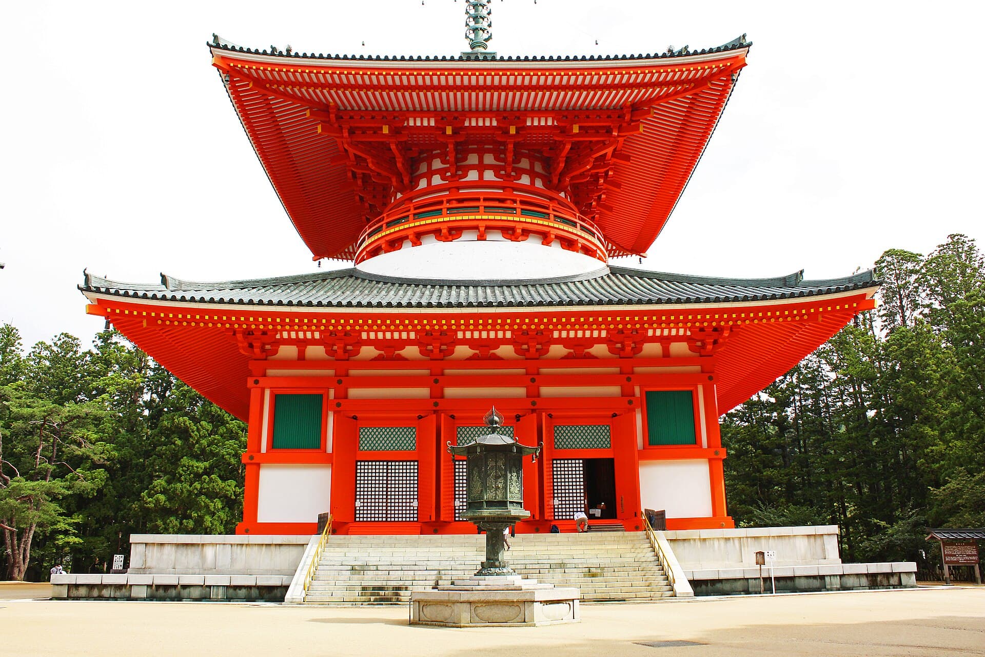 壇上伽藍の根本大塔。朱色の二層の塔