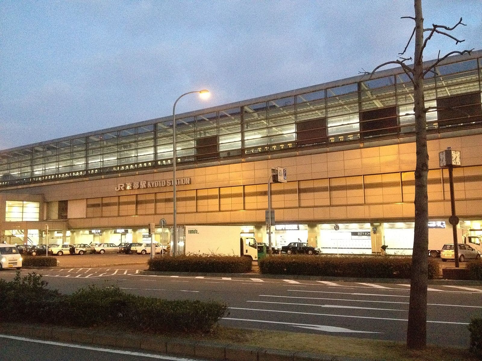 夕方の京都駅八条口