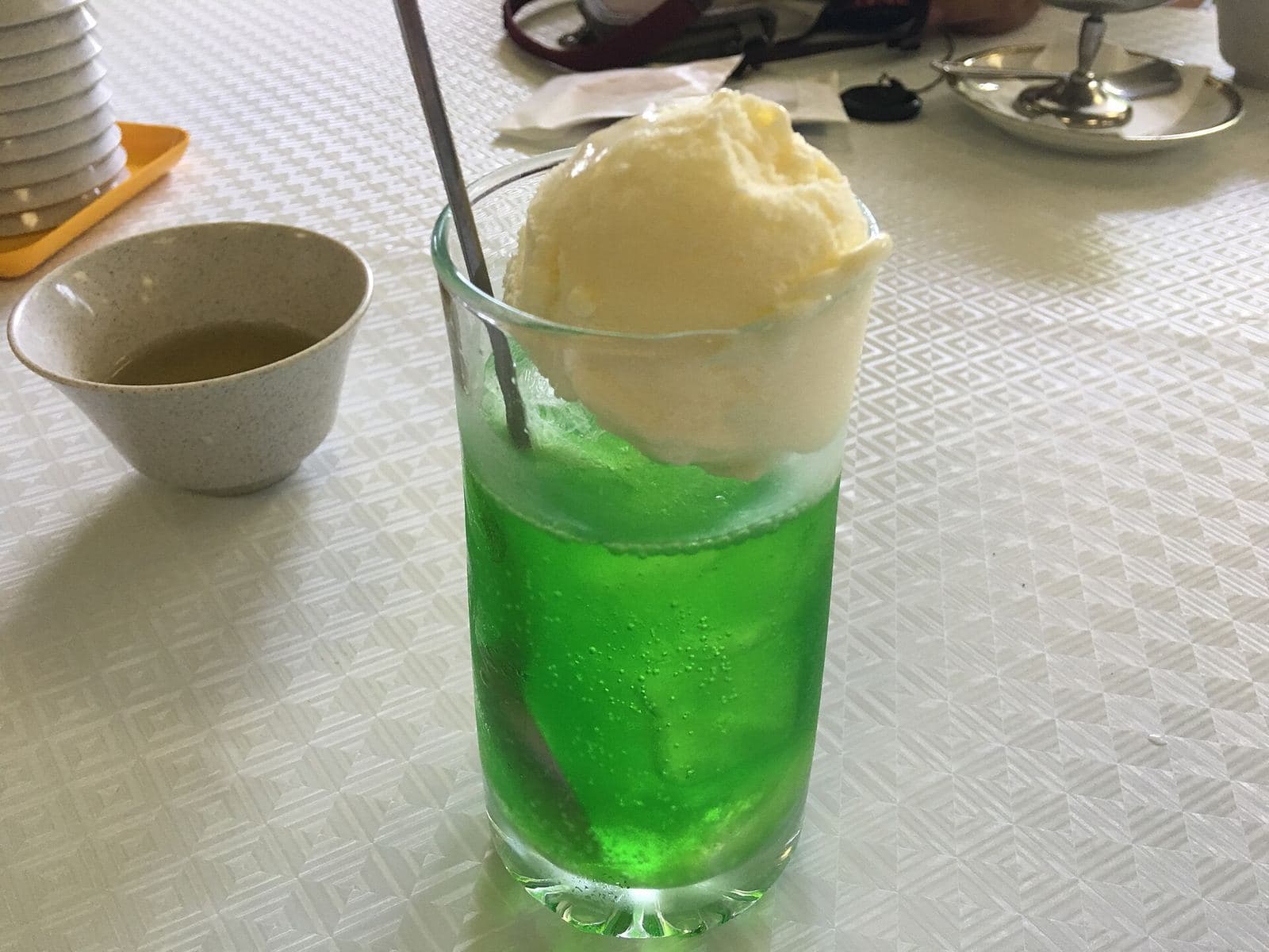 喫茶店のクリームソーダ|歴史、頼み方、楽しみ方