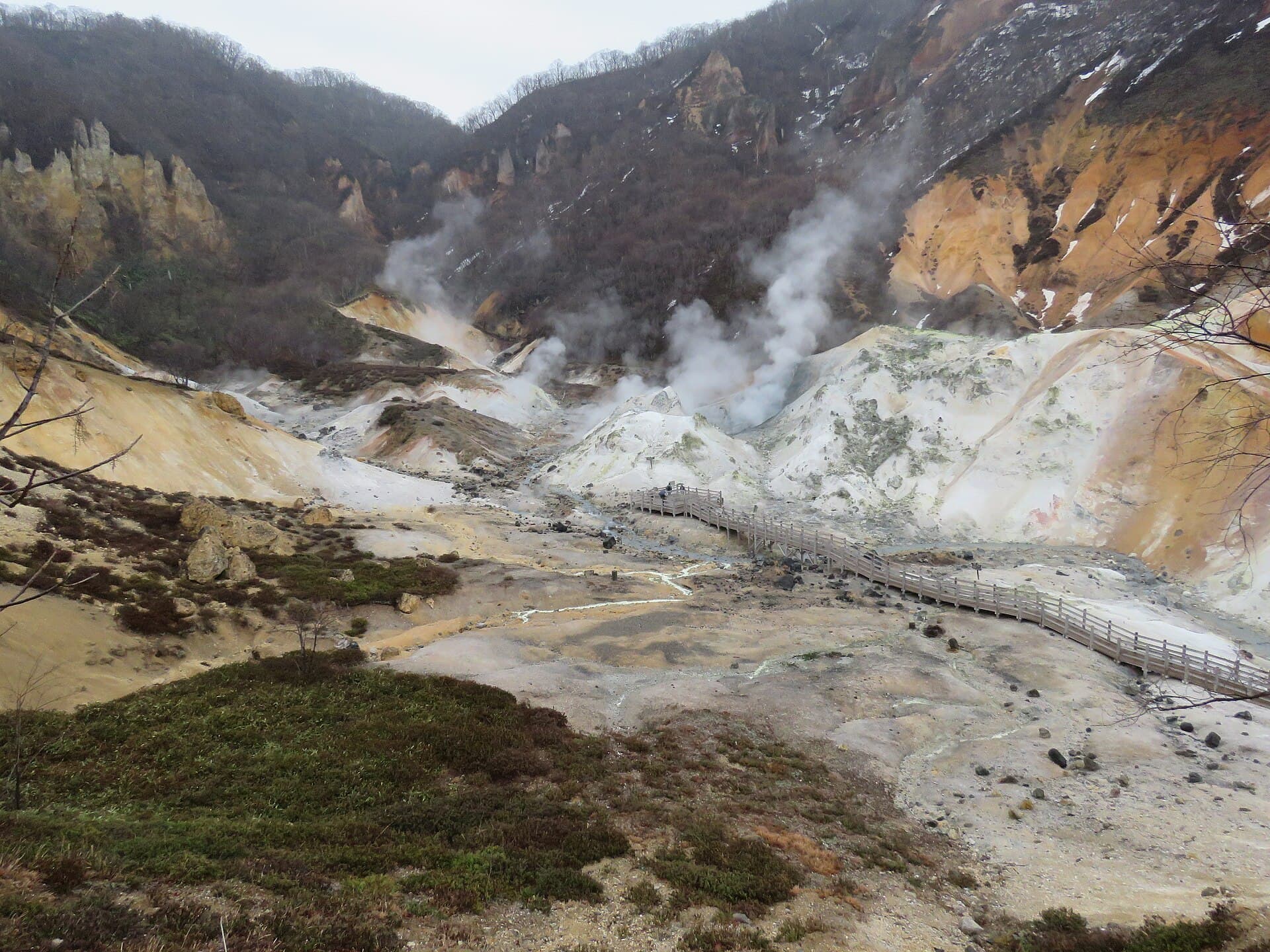 登別の地獄谷。噴気が上がる火山の谷