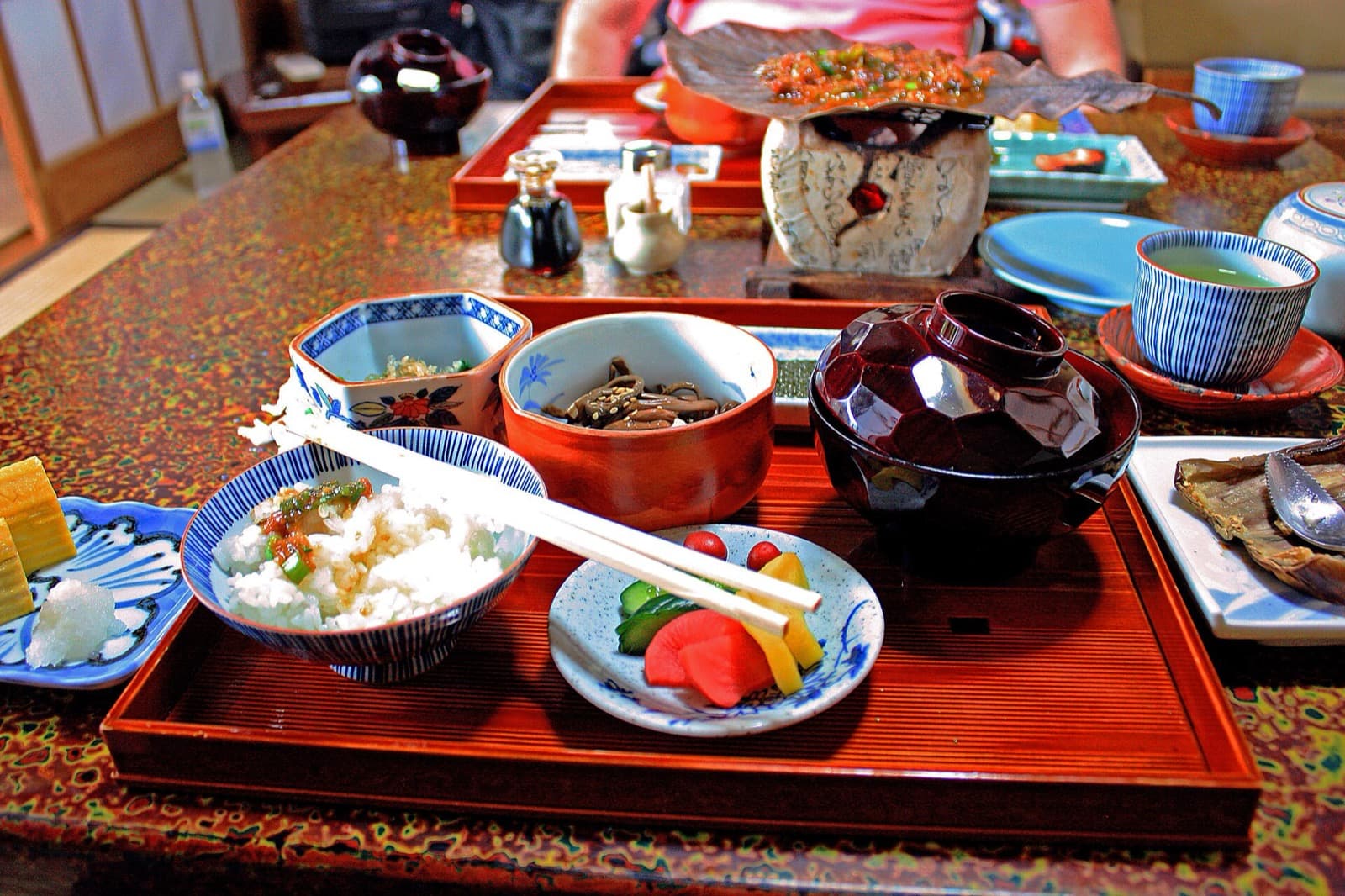 ご飯、味噌汁、小鉢が並ぶ旅館の朝食