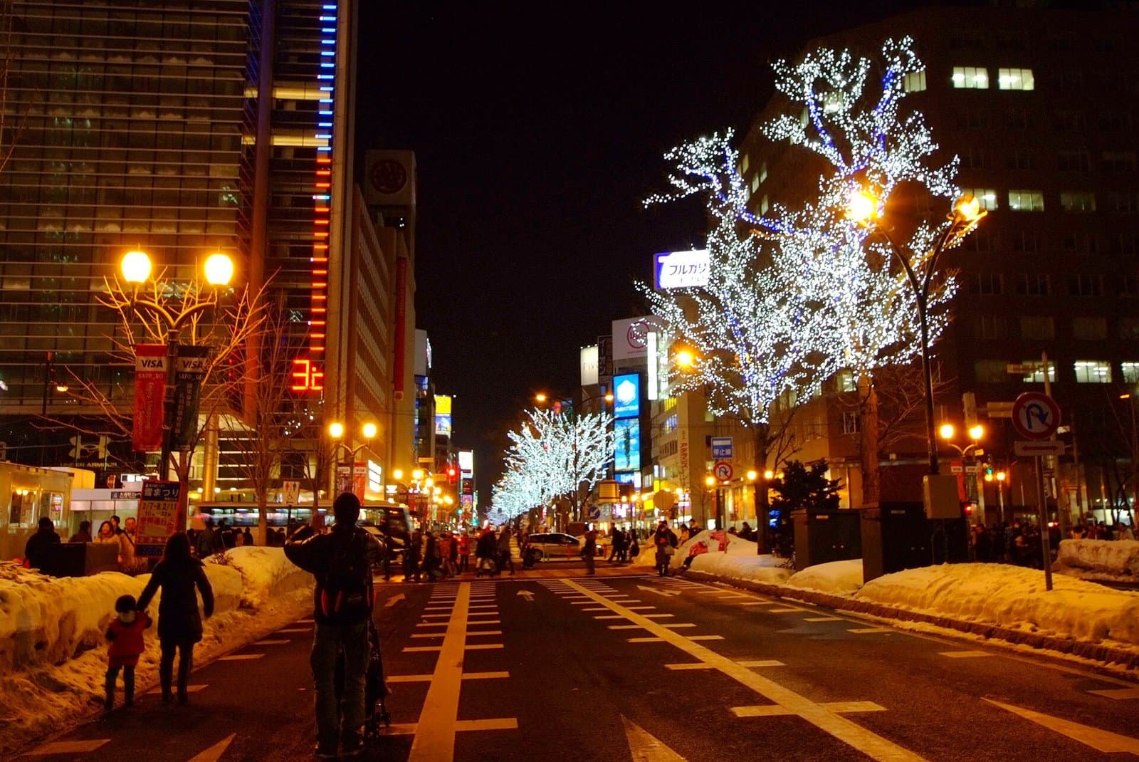 第66回(2015年)会期中の夜の札幌中心部