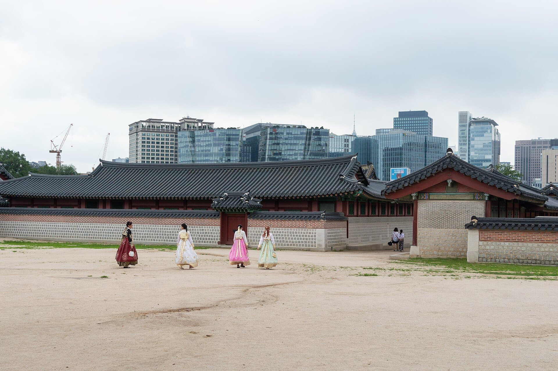 景福宮の建物と、その向こうに見えるソウルの市街地