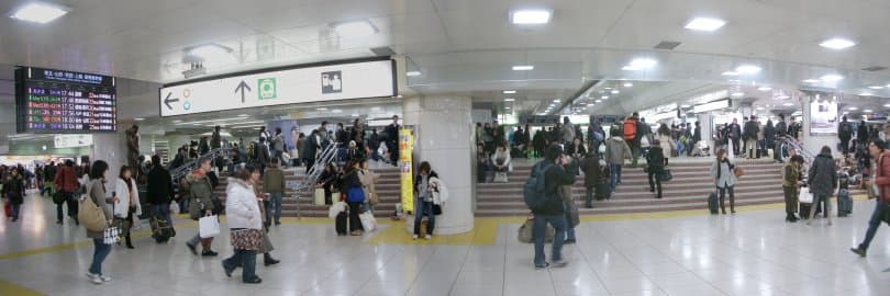 Tokyo Station's Shinkansen ticket hall on 30 December 2007, at the height of the year-end homecoming rush