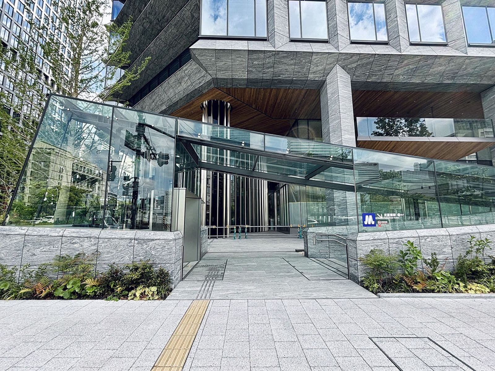 The entrance to Yodoyabashi Station on the Midosuji subway line