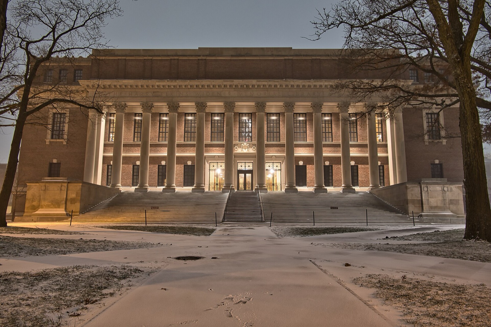 雪の日のハーバード大学ワイドナー図書館